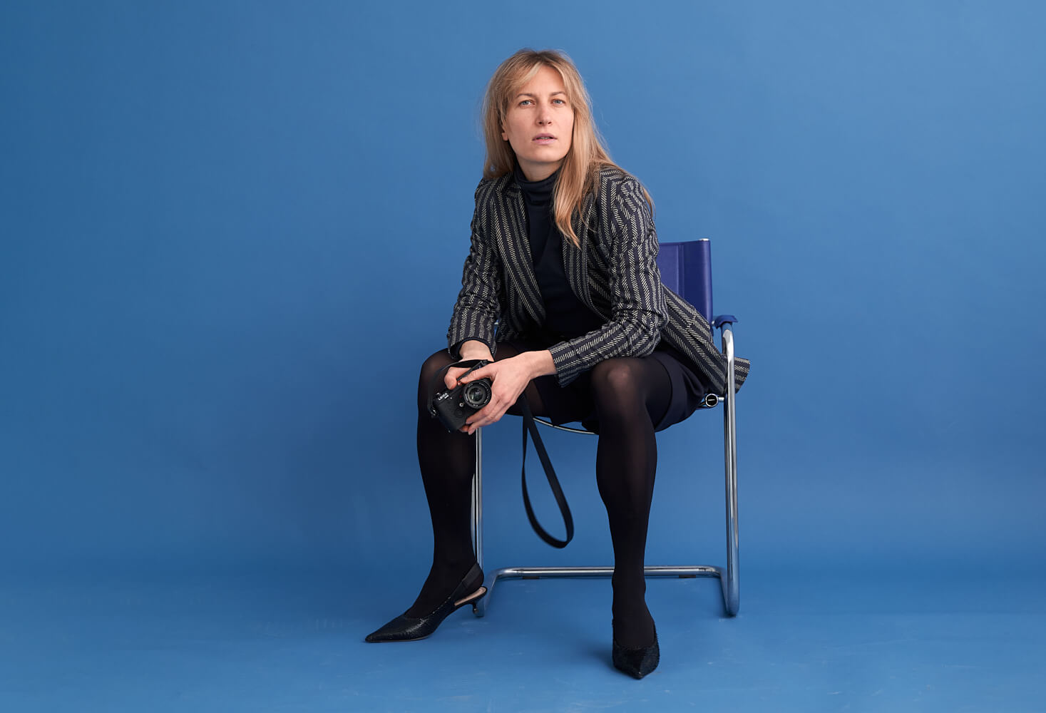 Elena Kaufmann mit Leica im Studio in Berlin