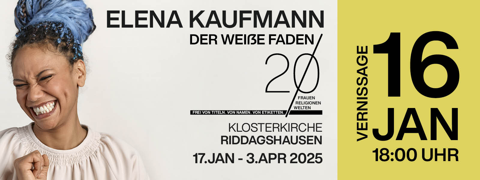 Frau sitzt barfuß auf einem Hocker im Fotostudio vor weißem Hintergrund. Sie trägt Jeans und ein schlichtes Top, wirkt entspannt und natürlich. Umgeben von professionellem Lichtequipment und Kamera – Einblick in die ruhige, authentische Atmosphäre eines Fotoshootings.